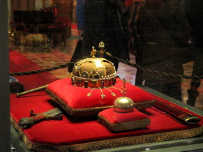 800px-Crown,_Sword_and_Globus_Cruciger_of_Hungary