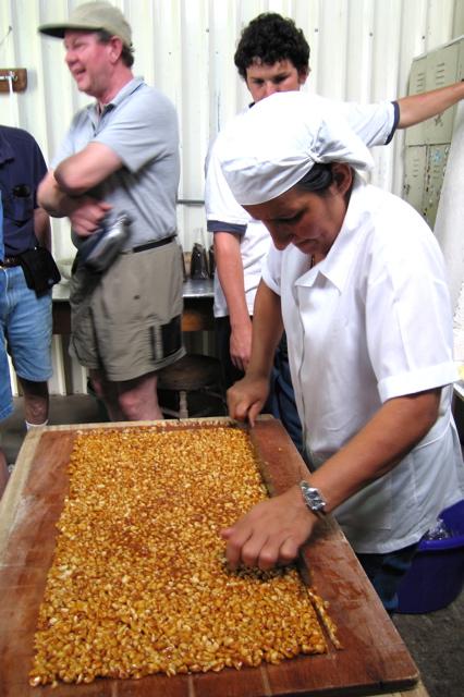 Macadamia brittle making 4